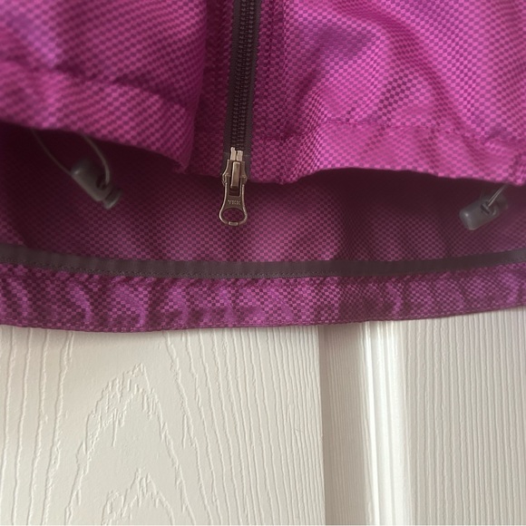 Super Cute, Nike Magenta Wind Breaker Form Fitted, Excellent Shape, 2 way Zipper - Picture 13 of 14